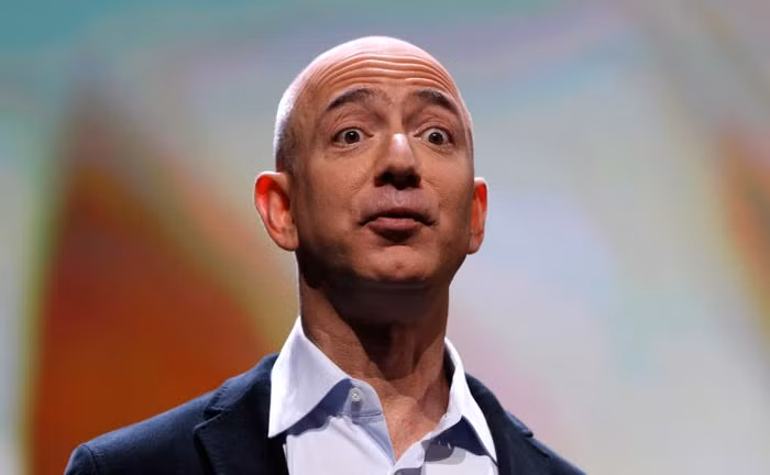 Những ngày đầu khởi nghiệp, ông Bezos được biết đến là một ông chủ khó tính và dễ nổi giận với nhân viên. Vị CEO nổi tiếng được biết đến với việc cấm thuyết trình PowerPoint tại Amazon. Thay vào đó, ông yêu cầu nhân viên rút gọn vài trang giấy thuyết trình bằng những gạch đầu dòng đơn giản, súc tích mà vẫn bao quát được vấn đề. Ngoài ra, ông Bezos cũng nổi tiếng trong việc tạo ra môi trường làm việc "tiết kiệm", không cung cấp những chế độ như đồ ăn miễn phí hay massage giống nhiều công ty công nghệ khác.