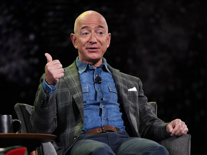 Ngày 1/7 vừa qua, Jeff Bezos thiết lập một kỷ lục mới khi tài sản của ông vượt mốc 171 tỷ USD, cao hơn cả thời điểm giàu có nhất trước khi ly hôn, theo Bloomberg.