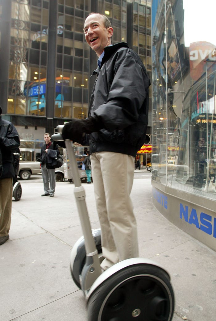 Năm 2000, sự kiện &quot;bong bóng Dotcom&quot; khiến thị trường chứng khoán &quot;bốc hơi&quot; gần 1 nghìn tỷ USD trong vòng chưa đầy một tháng. Nhiều doanh nghiệp đã mất từ 10 triệu đến 30 triệu USD trong chỉ một quý, dẫn đến sự kết thúc của nhiều trang thương mại điện tử nổi tiếng thời bấy giờ. Mặc dù vậy, Amazon là một trong số ít các startup vượt qua được thời kỳ khủng hoảng này.