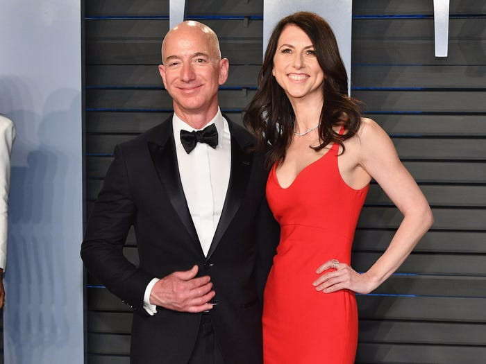 Năm 2019, vụ ly hôn đình đám xảy ra giữa Jeff Bezos và người vợ MacKenzie Bezos sau 25 năm chung sống. Đây chính thức trở thành vụ ly hôn đắt nhất lịch sử, với thỏa thuận 38 tỷ USD dành cho bà MacKenzie, biến bà trở thành người phụ nữ giàu thứ 3 thế giới. Dù vậy, Jeff Bezos vẫn là người giàu nhất thế giới khi đó, với số tài sản trị giá 112 tỷ USD.