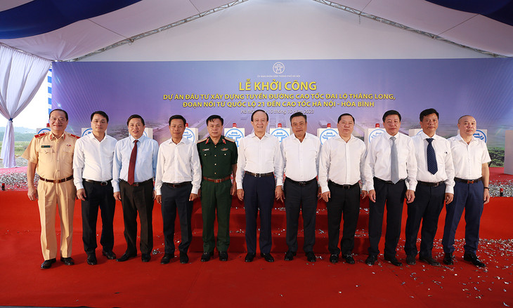 Các đại biểu chụp ảnh lưu niệm sau Lễ khởi công. Ảnh: Lê Tiên Các đại biểu chụp ảnh lưu niệm sau Lễ khởi công. Ảnh: Lê Tiên