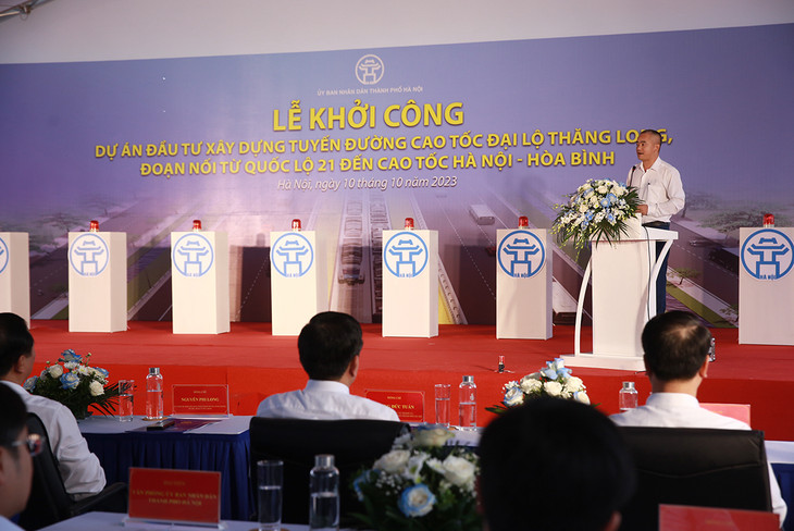 Đại diện Liên danh nhà thầu thi công báo cáo về công tác chuẩn bị và cam kết tiến độ. Ảnh: Lê Tiên Đại diện Liên danh nhà thầu thi công báo cáo về công tác chuẩn bị và cam kết tiến độ. Ảnh: Lê Tiên