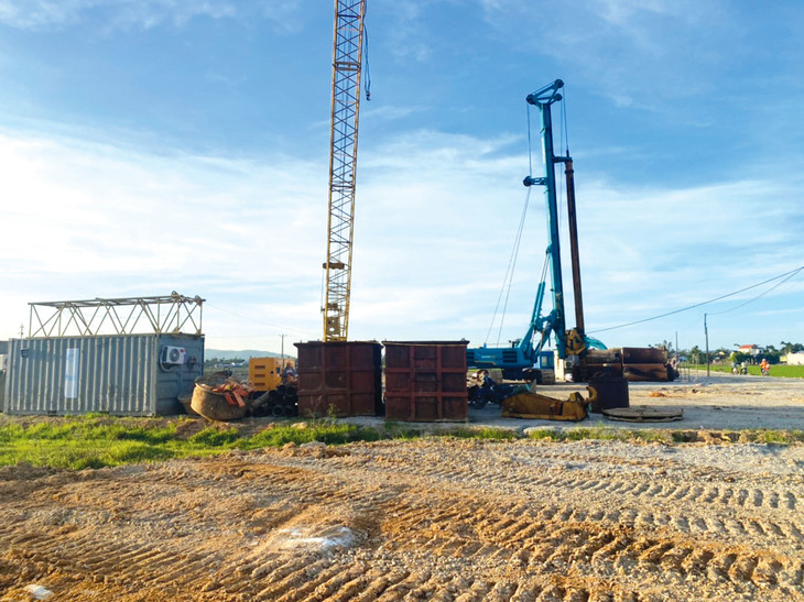 Tập đoàn Đèo Cả tập kết thiết bị chuẩn bị thi công hạng mục cầu trên tuyến cao tốc Quảng Ngãi - Hoài Nhơn. Ảnh: Hà Minh