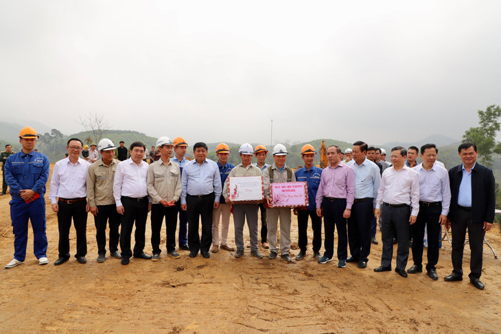 Bộ trưởng Nguyễn Chí Dũng cùng đoàn công tác của Bộ Kế hoạch và Đầu tư trao quà cho cán bộ, công nhân tại công trường Bộ trưởng Nguyễn Chí Dũng cùng đoàn công tác của Bộ Kế hoạch và Đầu tư trao quà cho cán bộ, công nhân tại công trường