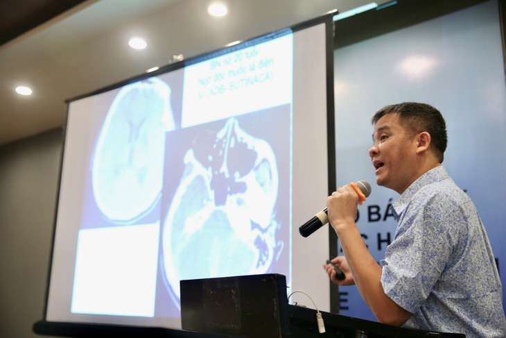 TS. Nguyễn Trung Nguyên, Giám đốc Trung tâm Chống độc Bệnh viện Bạch Mai chia sẻ tác hại và một số ca bệnh điển hình đối với các sản phẩm thuốc lá mới. Ảnh: Lê Tiên TS. Nguyễn Trung Nguyên, Giám đốc Trung tâm Chống độc Bệnh viện Bạch Mai chia sẻ tác hại và một số ca bệnh điển hình đối với các sản phẩm thuốc lá mới. Ảnh: Lê Tiên