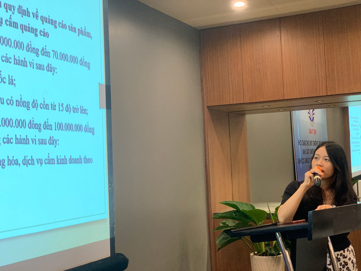 Theo bà Hoàng Thị Thu Hương (Vụ Pháp chế, Bộ Y tế), việc sử dụng các sản phẩm thuốc lá điện tử, thuốc lá nung nóng, shisha gây ảnh hưởng lớn đến sức khỏe người tiêu dùng. Ảnh: Lê Tiên Theo bà Hoàng Thị Thu Hương (Vụ Pháp chế, Bộ Y tế), việc sử dụng các sản phẩm thuốc lá điện tử, thuốc lá nung nóng, shisha gây ảnh hưởng lớn đến sức khỏe người tiêu dùng. Ảnh: Lê Tiên