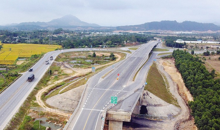 Trong đầu tư công đã nỗ lực khắc phục tình trạng đầu tư dàn trải, manh mún, chia cắt, lợi ích cục bộ để tập trung nguồn lực đầu tư các công trình, dự án lớn, đường cao tốc, liên vùng, ven biển… Ảnh: Tường Lâm