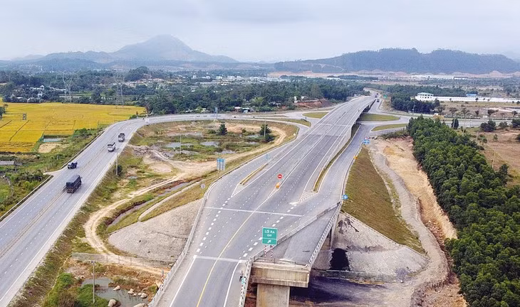 Trong đầu tư công đã nỗ lực khắc phục tình trạng đầu tư dàn trải, manh mún, chia cắt, lợi ích cục bộ để tập trung nguồn lực đầu tư các công trình, dự án lớn, đường cao tốc, liên vùng, ven biển… Ảnh: Tường Lâm