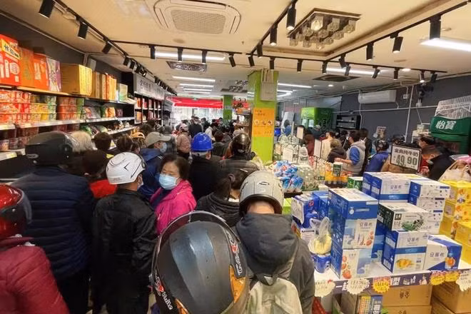 Người dân Trung Quốc đua nhau tích trữ thực phẩm do lệnh phong tỏa. Ảnh: SCMP.