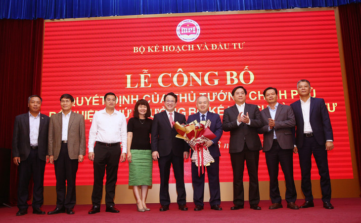 Đảng ủy Cơ quan Bộ Kế hoạch và Đầu tư chúc mừng tân Thứ trưởng Đỗ Thành Trung. (Ảnh Lê Tiên).