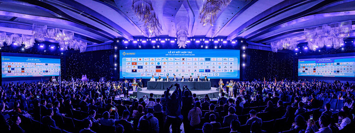 Các đại diện đại lý BĐS ký kết cùng gần 100 đơn vị lữ hành tại sự kiện