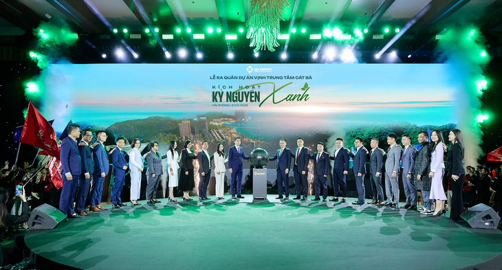 Đại diện chủ đầu tư Sun Property cùng các đại lý phân phối BĐS chiến lược cùng thực hiện nghi thức Kích hoạt kỷ nguyên xanh