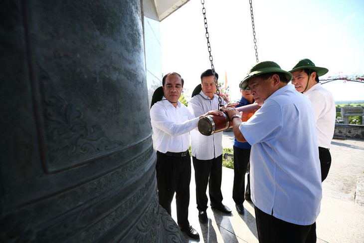 Bộ trưởng Nguyễn Chí Dũng thỉnh chuông cầu nguyện cho các anh hùng liệt sỹ tại Nghĩa trang Đường 9