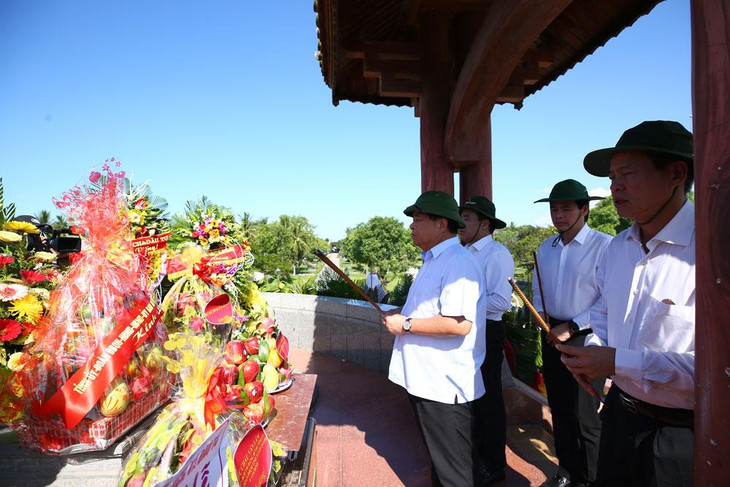 Bộ trưởng Nguyễn Chí Dũng dâng hương tưởng niệm các anh hùng liệt sĩ tại Thành cổ Quảng Trị