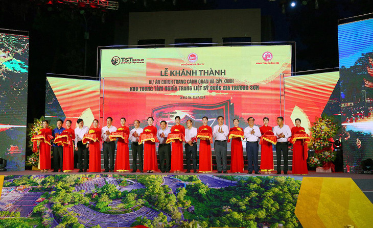 Bộ trưởng Nguyễn Chí Dũng, lãnh đạo tỉnh và các đại biểu cắt băng khánh thành công trình Chỉnh trang cảnh quan và cây xanh trung tâm Nghĩa trang Liệt sỹ Quốc gia Trường Sơn.