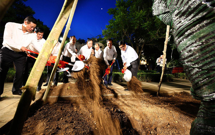 Các đại biểu trồng cây xanh lưu niệm tại khu trung tâm Nghĩa trang Liệt sỹ Quốc gia Trường Sơn