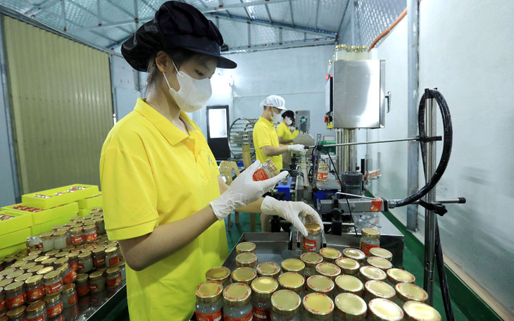 Giá nguyên vật liệu đầu vào trên thị trường thế giới đang ở mức cao có thể tạo áp lực cho doanh nghiệp, từ đó đẩy giá hàng hóa tiêu dùng trong nước tăng lên. Ảnh: Tuấn Anh