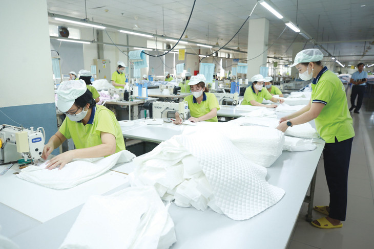 Doanh nghiệp đẩy mạnh nhập khẩu nguyên vật liệu phục vụ mùa sản xuất cuối năm là một tác nhân khiến USD tăng giá. Ảnh: Nhã Chi