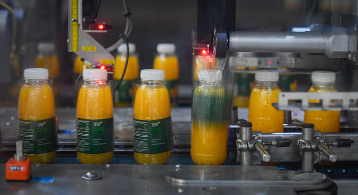 Sản phẩm TH được giảm độ dày của nhãn mác bọc chai, góp phần giảm rác thải nhựa Sản phẩm TH được giảm độ dày của nhãn mác bọc chai, góp phần giảm rác thải nhựa