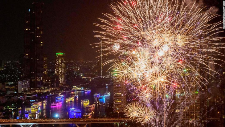 Đang trải qua đợt bùng phát dịch bệnh mới, Bangkok, Thái Lan vẫn tổ chức bắn pháo hoa đón năm mới trên sông Chao Phraya nhưng người dân được yêu cầu theo dõi qua truyền hình và không tập trung đông người - Ảnh: Reuters