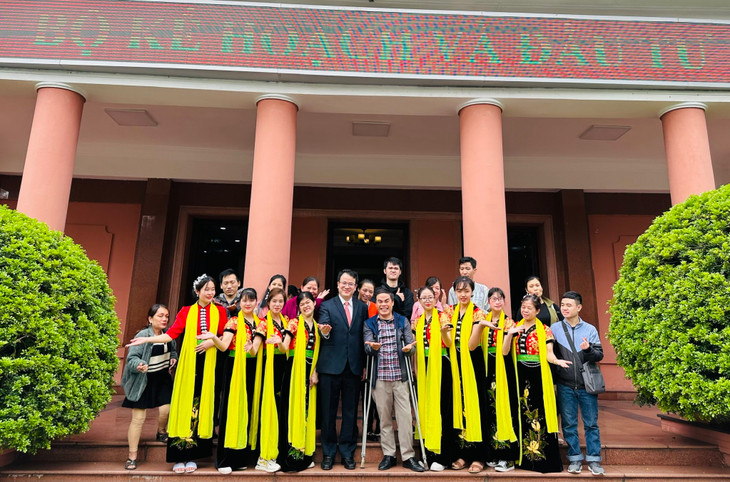 Thứ trưởng Bộ KH&amp;ĐT Trần Quốc Phương và Nhóm Vụn Art - 1 trong 8 nhóm Bộ bảo trợ, chụp hình lưu niệm tại Bộ KH&amp;ĐT sáng 6/3/2023.