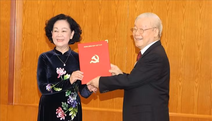 Tổng Bí thư Nguyễn Phú Trọng trao Quyết định cho bà Trương Thị Mai, Ủy viên Bộ Chính trị, Thường trực Ban Bí thư. Ảnh: TTXVN