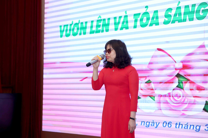 Bà Đinh Việt Anh thì cho biết, bà luôn ghi nhớ lời động viên của Bộ trưởng Nguyễn Chí Dũng: “Cuộc sống sẽ tốt đẹp hơn nếu chúng ta biết sẻ chia”...