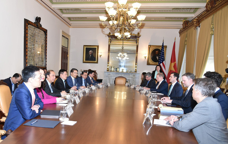 Phó Thủ tướng đề nghị, mặc dù Hoa Kỳ đã quyết định hoãn áp thuế 90 ngày, nhưng hai nước cần sớm đàm phán một thoả thuận thương mại song phương nhằm tạo khuôn khổ lâu dài thúc đẩy quan hệ kinh tế, thương mại ổn định, cùng có lợi, phù hợp khuôn khổ quan hệ Đối tác chiến lược toàn diện giữa hai nước - Ảnh: VGP/Trần Mạnh