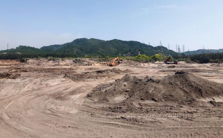 Tro xỉ của Nhà máy Nhiệt điện Cẩm Phả được tiêu thụ làm vật liệu san lấp