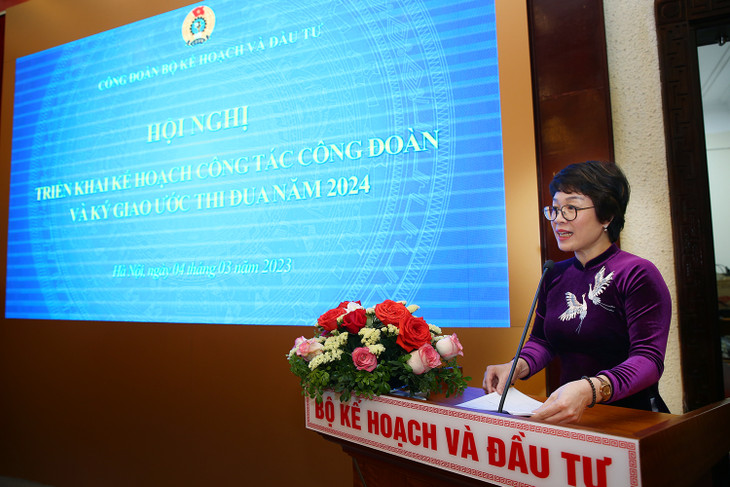 Phó Chủ tịch Công đoàn Bộ Kế hoạch và Đầu tư Vũ Thị Xuân Hạnh thông tin về các kế hoạch trọng tâm của Công đoàn Bộ năm 2024 tại Hội nghị. Ảnh: Lê Tiên