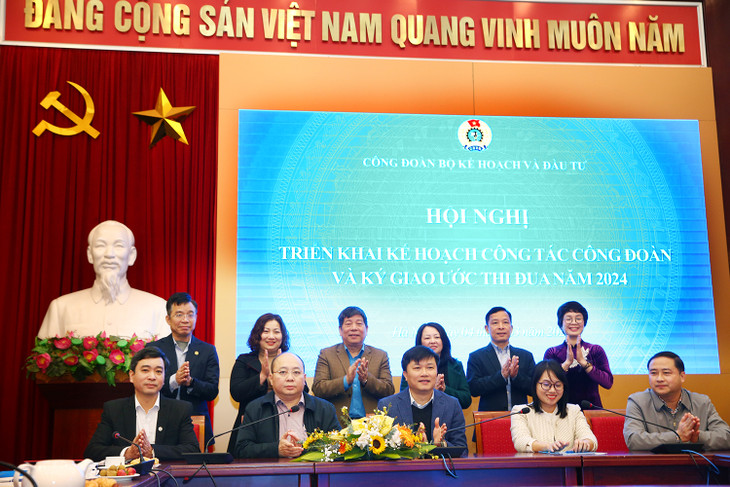 Ký giao ước thi đua năm 2024 giữa Công đoàn Bộ Kế hoạch và Đầu tư với các công đoàn bộ phận trực thuộc. Ảnh: Lê Tiên