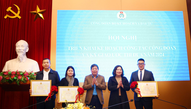 Đại diện Lãnh đạo Công đoàn Viên chức Việt Nam trao bằng khen cho các đơn vị có thành tích xuất sắc trong hoạt động công đoàn của Bộ Kế hoạch và Đầu tư. Ảnh: Lê Tiên