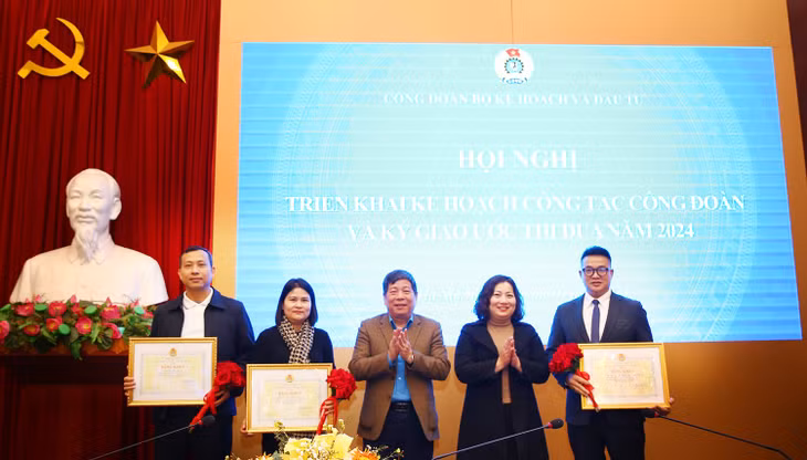 Đại diện Lãnh đạo Công đoàn Viên chức Việt Nam trao bằng khen cho các đơn vị có thành tích xuất sắc trong hoạt động công đoàn của Bộ Kế hoạch và Đầu tư. Ảnh: Lê Tiên