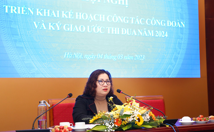 Chủ tịch Công đoàn Bộ Kế hoạch và Đầu tư Lê Thị Tường Thu phát động phong trào thi đua năm 2024. Ảnh: Lê Tiên