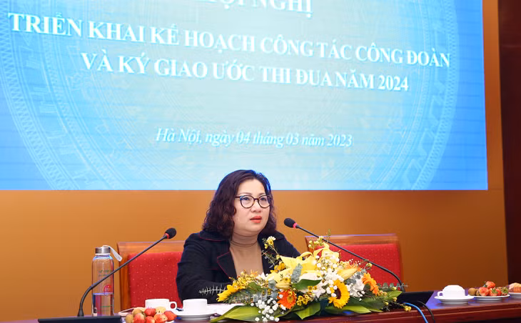 Chủ tịch Công đoàn Bộ Kế hoạch và Đầu tư Lê Thị Tường Thu phát động phong trào thi đua năm 2024. Ảnh: Lê Tiên