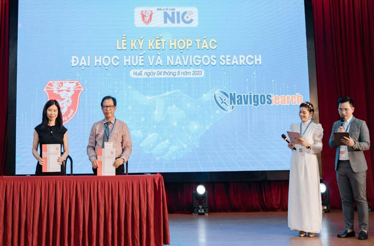 Ký kết thoả thuận hợp tác giữa Navigos Search và Mạng lưới UEINI/ĐH Huế. Ảnh: NIC