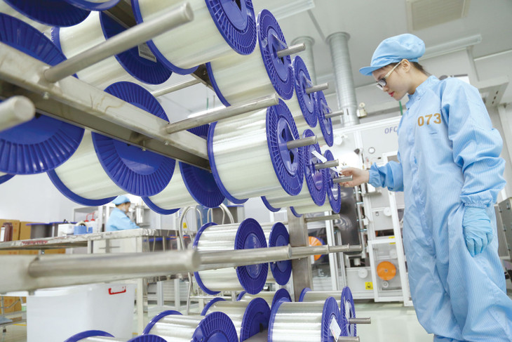 Các DNNN cần tích cực, chủ động nghiên cứu, chuyển giao công nghệ mới để tăng năng suất lao động, giảm thâm dụng tài nguyên, tăng hàm lượng trí tuệ trong sản phẩm, dịch vụ. Ảnh: Nhã Chi