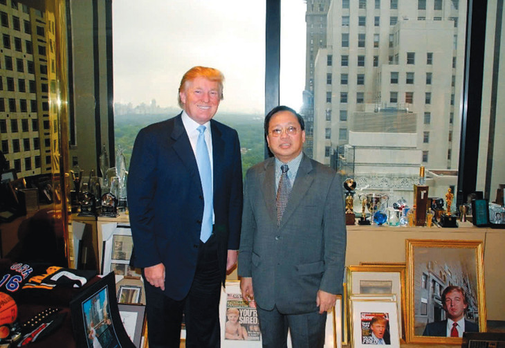 Giáo sư Hà Tôn Vinh chụp hình cùng Tổng thống Hoa Kỳ Donald Trump (thời trẻ). Giáo sư làm việc tại nhiều quốc gia, nhưng luôn tự hào mình là người Việt Nam, tự hào đất nước mình đẹp đẽ, thanh bình, rất dễ sống và giàu cơ hội phát triển Giáo sư Hà Tôn Vinh chụp hình cùng Tổng thống Hoa Kỳ Donald Trump (thời trẻ). Giáo sư làm việc tại nhiều quốc gia, nhưng luôn tự hào mình là người Việt Nam, tự hào đất nước mình đẹp đẽ, thanh bình, rất dễ sống và giàu cơ hội phát triển