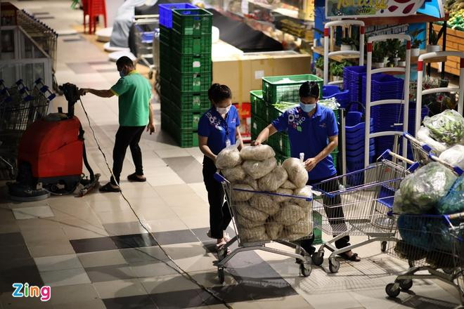 Sở Công Thương TP.HCM yêu cầu số lượng nhân viên được hoạt động sau 18h tương đương 5% tổng số nhân viên của mỗi hệ thống. Ảnh: Phương Lâm.