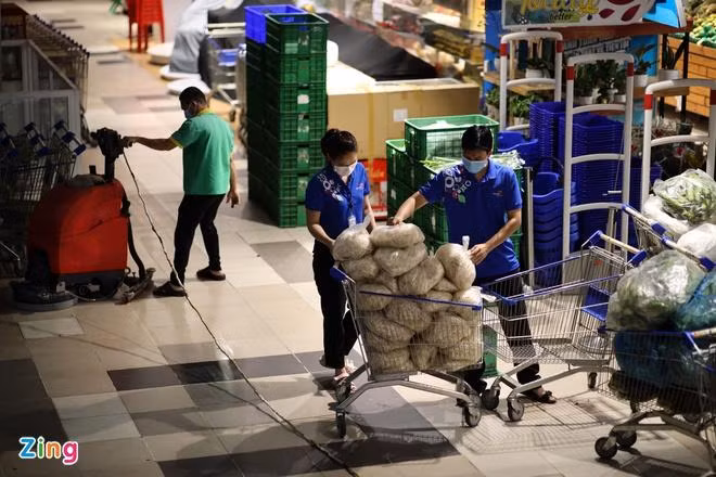 Sở Công Thương TP.HCM yêu cầu số lượng nhân viên được hoạt động sau 18h tương đương 5% tổng số nhân viên của mỗi hệ thống. Ảnh: Phương Lâm.