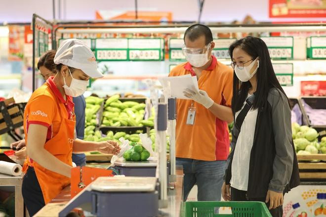 Dù thời gian làm việc có rút ngắn, nhiều siêu thị cho biết vẫn tự điều tiết nhân sự sắp xếp ca làm việc tuỳ theo bộ phận để đảm bảo hàng hóa thiết yếu cho người dân. Ảnh: Phương Lâm.
