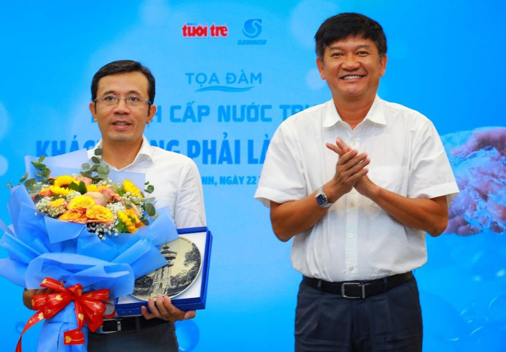 Ông Trần Quang Minh, Tổng giám đốc SAWACO tặng hoa đại biểu tham dự Tọa đàm