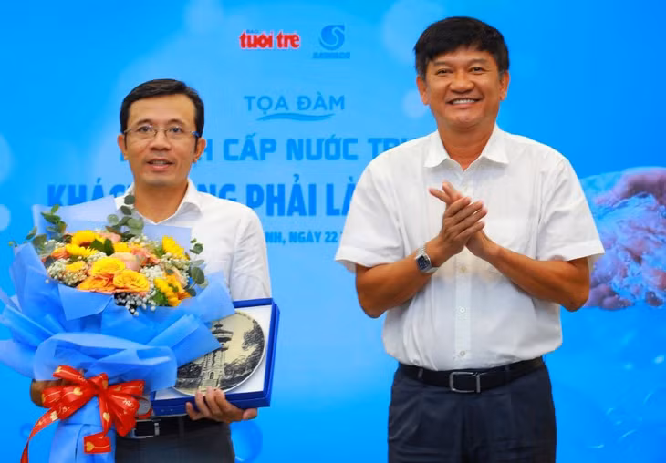 Ông Trần Quang Minh, Tổng giám đốc SAWACO tặng hoa đại biểu tham dự Tọa đàm