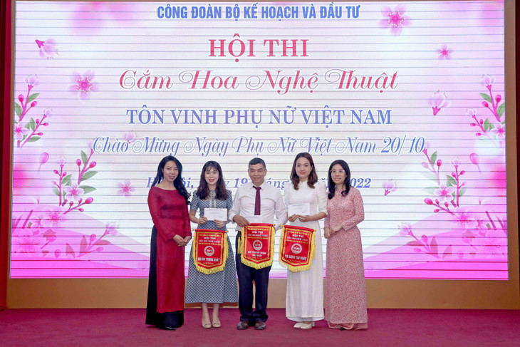 Ban Tổ chức trao giải phụ cho các đội thi. Ảnh: Trương Gia
