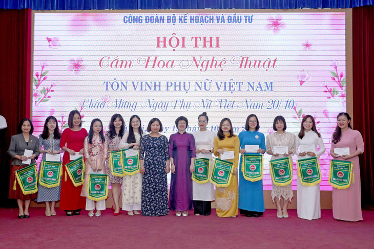 Ban Tổ chức trao Giải Khuyến khích. Ảnh: Trương Gia