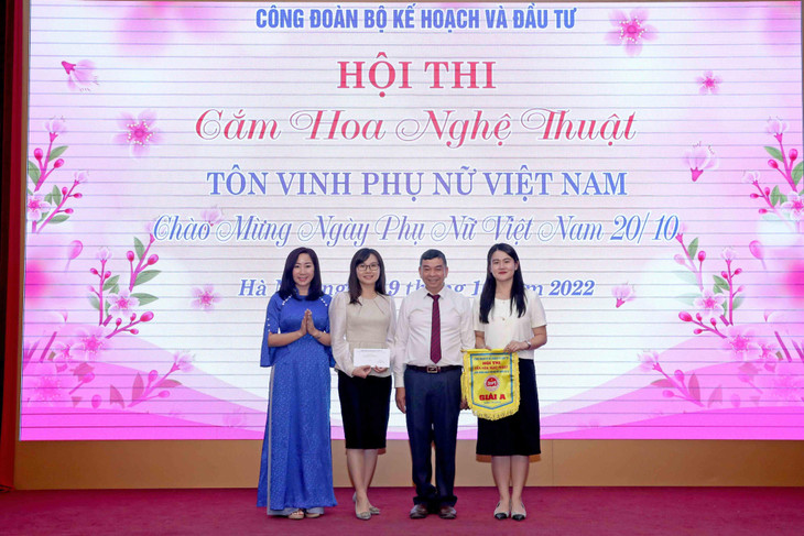 Ban Tổ chức trao Giải A cho Văn phòng Bộ. Ảnh: Trương Gia