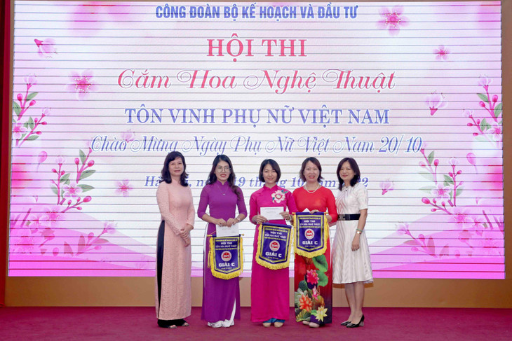 Ban Tổ chức trao Giải C. Ảnh: Trương Gia