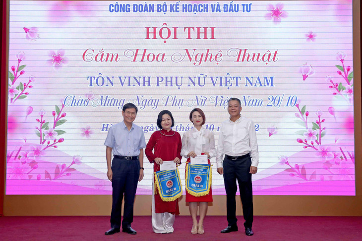 Ban Tổ chức trao Giải B. Ảnh: Trương Gia