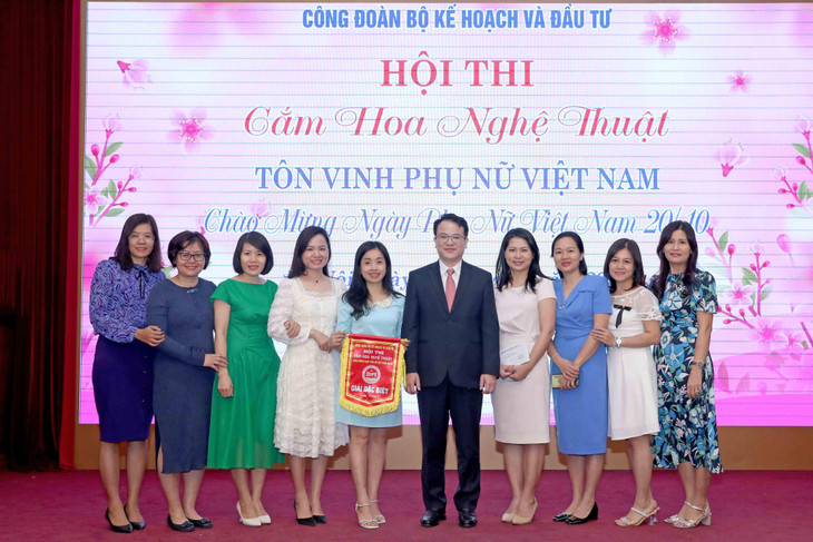 Ban Tổ chức trao Giải Đặc biệt cho Báo Đầu tư. Ảnh: Trương Gia