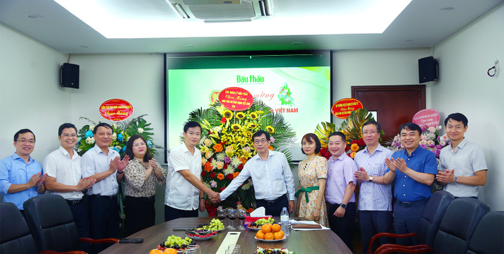 Cục trưởng Cục Quản lý đấu thầu Trần Hào Hùng cùng các lãnh đạo Cục đến thăm và chúc mừng Báo Đấu thầu. Ảnh: Lê Tiên